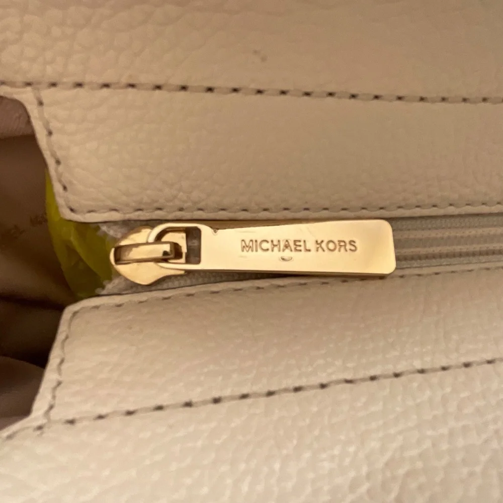 NWT Michael Kors Evie Light Cream Leather Hobo Shoulder Bag NEW